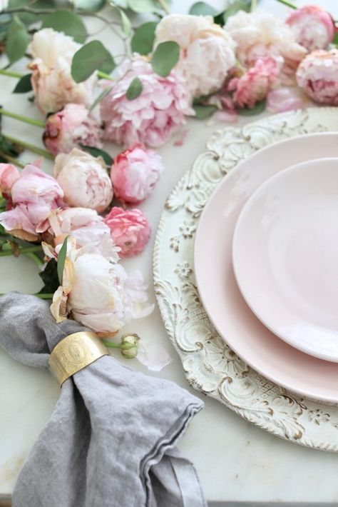 3 ideas on a dime- Romantic inspired place settings - French Country Cottage Country Tablescapes, Valentines Tablescape, California Countryside, Easter Feast, Diploma Design, Spring Entertaining, Easter Entertaining, Pretty Dishes, Romantic Table