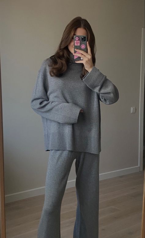 Knitwear Set Outfit, Knit Set Outfit, Sweats Outfits, Japan Outfits, Co Ords Outfits, Sweats Outfit, Scarf Women Fashion, Lazy Outfits, Modest Fashion Outfits