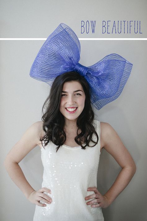 How to make a deco mesh bow ( or beautiful bow party hat) Diy Giant Hair Bow, Holiday Photo Booth Props, Deco Mesh Bows, Fancy Hair Bows, Holiday Photo Booth, Tulle Hair Bows, Bow Designs, Giant Bow, Bow Party