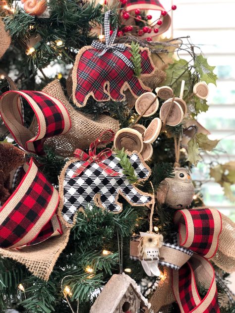 Burlap Christmas Ornaments, Bear Ornaments, Rustic Christmas Ornaments, Crafty Christmas, Cabin Christmas, Rustic Ornaments, Easy Christmas Decorations, Bear Christmas, Burlap Christmas