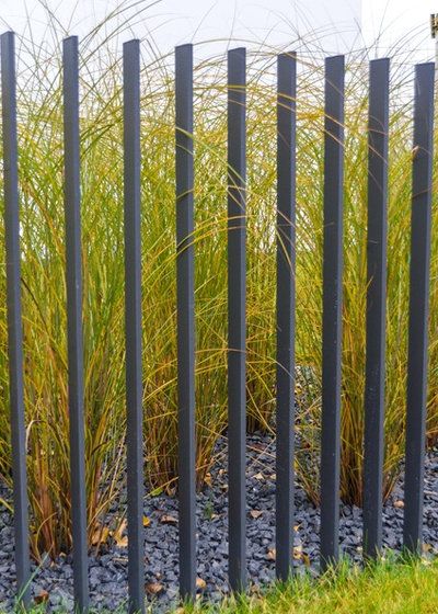 9 Of-the-Moment Materials for Modern Garden Walls and Fences Pagar Modern, Moderne Have, Walls Ideas, Garden Fences, Front Fence, Front Yard Fence, Bamboo Fence, Walled Garden, Modern Fence