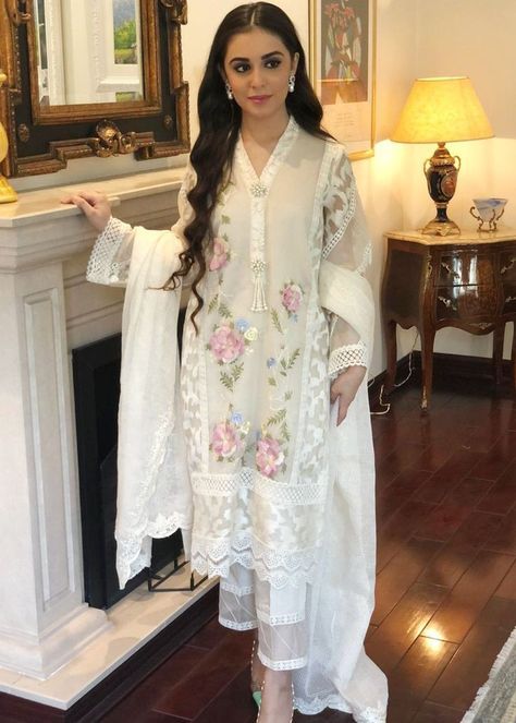 Organza Pants, Organza Suits, Pakistani Formal Dresses, Pakistani Couture, Latest Dress Design, Pakistani Dresses Casual, Salwar Kamiz, Sleeves Designs For Dresses, Simple Pakistani Dresses