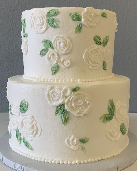 Cake White, Round Cake, Rose Cake, Round Cakes, White Roses, Green Leaves, Birthday Ideas, Wedding Cakes, Bridal Shower