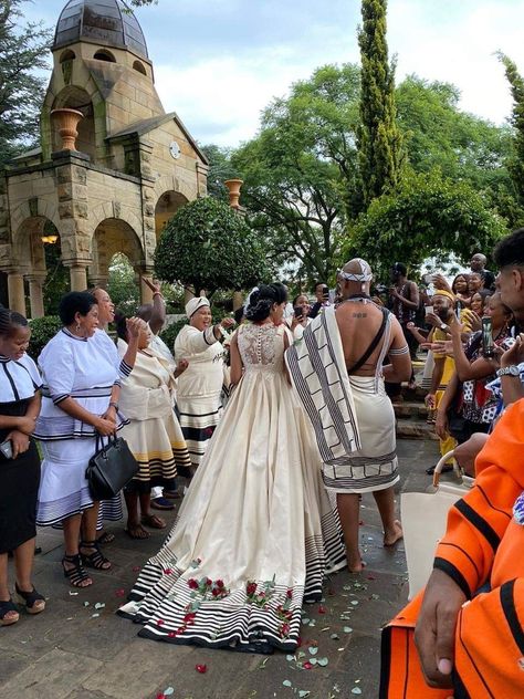 Traditional Wedding Attire South Africa, Xhosa Wedding Dresses, Xhosa Bride, Xhosa Wedding, Zulu Traditional Wedding, Xhosa Culture, Xhosa Traditional Attire, Xhosa Attire, South African Traditional Dresses