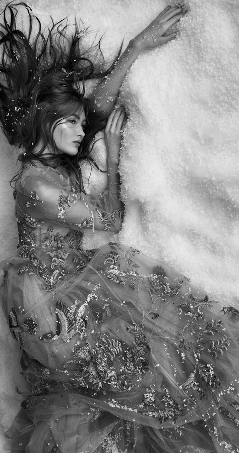 Winter Photoshoot Aesthetic, Winter Photoshoot Indoor, Ice Photoshoot, Icy Photoshoot, Winter Fur Aesthetic, Snow Glamour Photoshoot, Snow Forest Photoshoot, Snow Queen Photoshoot, Winter Fantasy Photoshoot