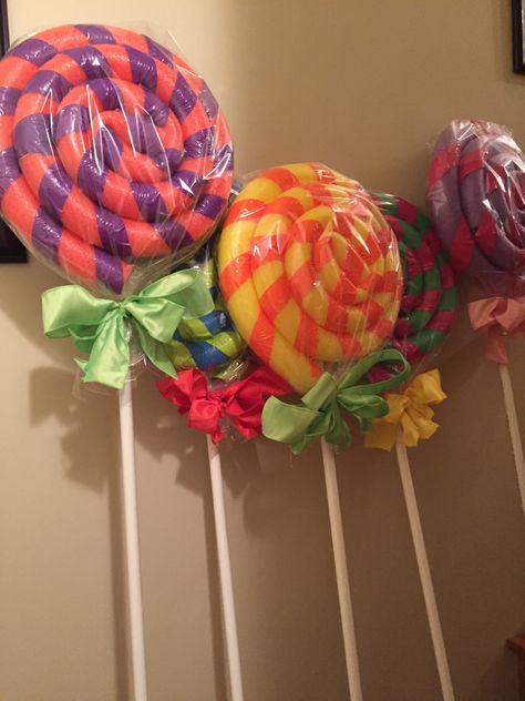 These giant lollipops are going in my lollipop woods section of candyland.  I am excited to see the children with these because at 5 foot tall, they will look as big as a tree to … Diy Giant Lollipops, Lollipops Diy, Lollipop Decorations, Candy Props, Willy Wonka Party, Giant Lollipops, Diy Party Crafts, Candy Themed Party, Fest Mad