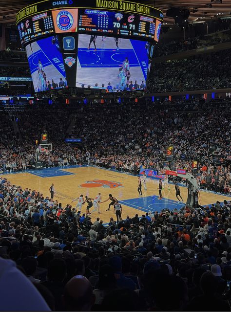 Nba Basketball Aesthetic, Basketball Games Aesthetic, Madison Square Garden Basketball, Madison Square Garden Aesthetic, Nba Game Aesthetic, Courtside Fits, Knicks Aesthetic, Au Pair Aesthetic, Basketball Game Aesthetic