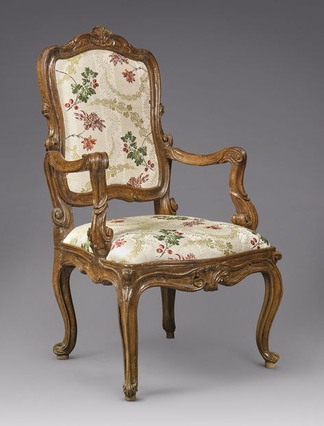 c`1750 An Italian Rococo walnut armchair, circa 1750 Estimate  4,000 — 6,000  USD Walnut Armchair, Antique French Furniture, French Chairs, Antique Chairs, Beautiful Chair, French Furniture, French Decor, Take A Seat, Antique Furniture