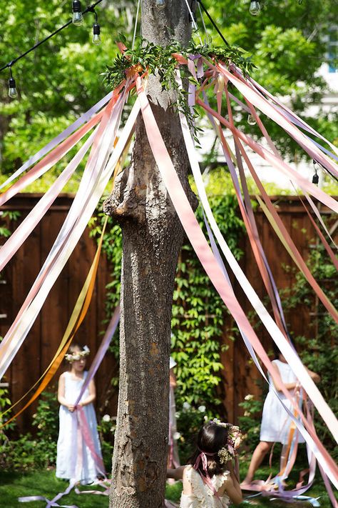 Maypole At Wedding, Pagan Party Ideas, Fairy Festival Ideas, May Pole Diy, Midsummer Party Decorations, Wedding Maypole, Diy Maypole, Midsommar Party Decor, Beltane Party