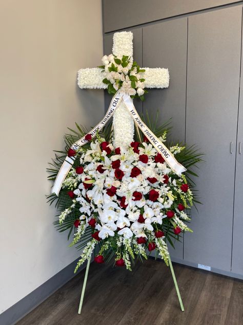 Cross Floral Arrangements, Easter Wreath Cross, Sympathy Floral, Grave Flowers, Grave Decorations, Arrangement Ideas, White Cross, Sympathy Flowers, Floral Ideas