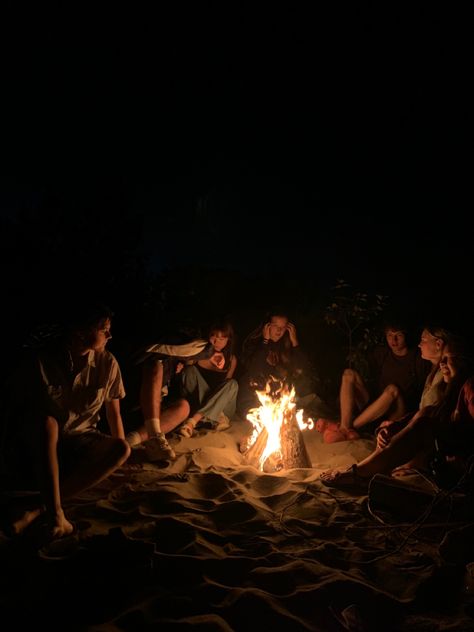 sauvies, summer, beach, beach inspo, fire, summer at night, night time Bonfire Beach Night, Summer Night With Friends, Summer At Night, Dark Summer Aesthetic, Beach Party Aesthetic, Night Beach Aesthetic, Summer Night Aesthetic, Nighttime Beach, Late Night Summer