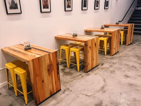 Coffee Shop Tables, Coffee Shop Furniture, Small Restaurant Design, Pallet Projects Easy, Pallet Projects Furniture, Wooden Pallet Furniture, Cafe Shop Design, Coffee Shops Interior, Coffee Shop Design