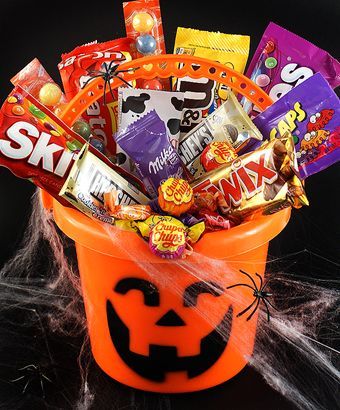 Halloween Treat Baskets, Halloween Candy Crafts, Diy Halloween Gifts, Halloween Party Bags, Spooky Basket, Halloween Care Packages, Kids Halloween Gifts, Halloween Gift Baskets, Dulces Halloween