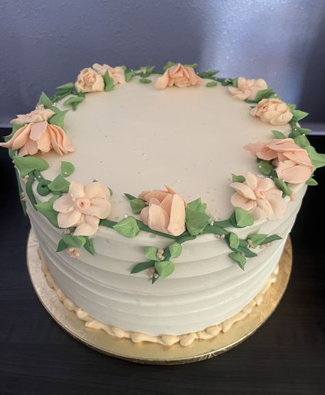 Peach buttercream floral Peach Color Cake, Green Cake Ideas, Peach Birthday Cake, Peach Buttercream, Peach Birthday, Color Cake, Green Cake, Colorful Cakes, Peach Color