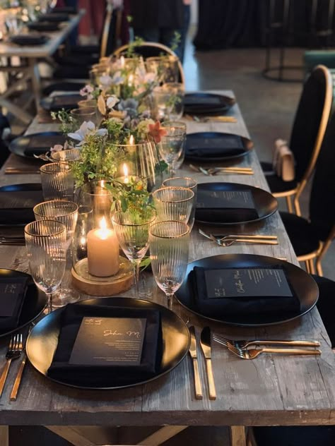 Dinner Party Table Settings, Graduation Dinner, Dinner Party Decorations, Black Dinner, Friendsgiving Dinner, Dining Decoration, Birthday Dinner Party, Tafel Decor, Dinner Party Table