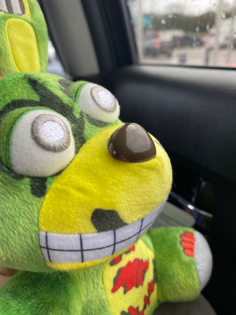 #fnaf #springtrap #plush Springtrap Cute, Springtrap Plush, Goofy Plushies, Fnaf Plushies, Fnaf Plush, Fnaf Springtrap, Rainbow Friends, Fnaf Stuff, Fnaf Memes