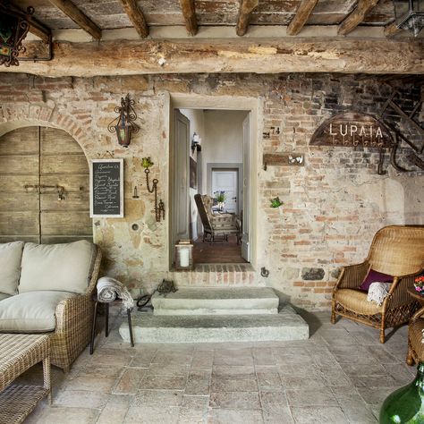 Italian Farmhouse Style, Warm Apartment Aesthetic, Italian Cottage, Warm Apartment, Rustic Italian Home, Tuscan Farmhouse, Tuscan Style Homes, Italian Country, Italian Farmhouse