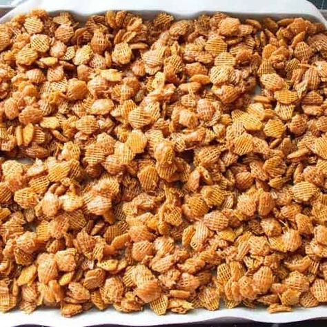 Crispix Caramel Crunch, Caramel Crispix Recipe, Crispix Snack Mix Recipe, School Movie Night, Appetizer Dips Cold, Crispix Cereal, Crunchy Caramel, Easy Party Desserts, Christmas Eats