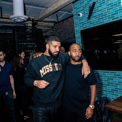 @champagnepapi wears @icantdecideyet sweatshirt (July 31st) Photo b Drake 2018, Drake Fashion, Drake Photos, Drake Drizzy, Big And Tall Style, Music Genius, Aubrey Drake, Missing U, Miss U