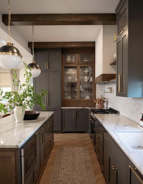 Beautiful details - that warm wood and color together are 👌🏻👌🏻 Design @westend.interiors Dark Cabinet Light Countertop Kitchen, White And Brown Kitchen Aesthetic, Craftsman House Interior Design, Small Kitchen Dark Cabinets, Staging Kitchen, Bw Design, Cozy Craftsman, Ideas Terraza, Moody Modern