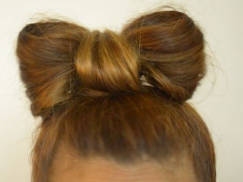 Why use a ribbon when you could turn your hair into an actual bow instead? This trend is sweeping the globe, turning everyday hair into a work of art. You can make a bow out of your own hair; all you need is a hair tie, some bobby pins,... Bow Out Of Hair, Cute Bow Hairstyle, Bow Hairstyle Tutorial, My Hairstyle, Long Hair Designs, White Hair Bows, Make A Bow, Velvet Bows, Hair Bow Tutorial