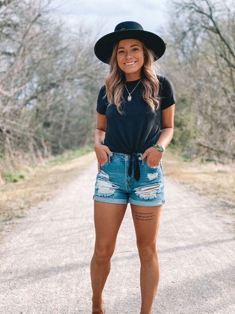 Summer Style Outfit Idea for Women 21st Nashville, Spring Country Outfits, Womens Western Outfits, Summer Western Outfits, Summer Cowgirl Outfits, Rodeo Fits, Ranch Outfits, Arizona Outfits, Western Summer Outfits