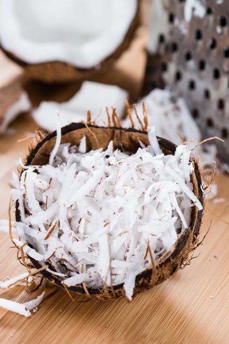 How Long Does Shredded Coconut Last? Olive Oil Substitute, Vegetable Oil Substitute, Health Coconut Oil, Coconut Fragrance, Make Coconut Milk, Coconut Jelly, Coconut Shavings, Fresh Coconut, Coconut Health Benefits