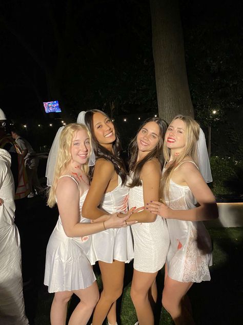 Vampire Group Costume, Runaway Bride Costume, Halloween Picture Ideas With Friends, Killer Bride Costume Halloween, Killer Bride Costume, Group Halloween Costumes Scary, Scary Group Halloween Costumes, Big Group Costume Ideas, Group Costumes For 4