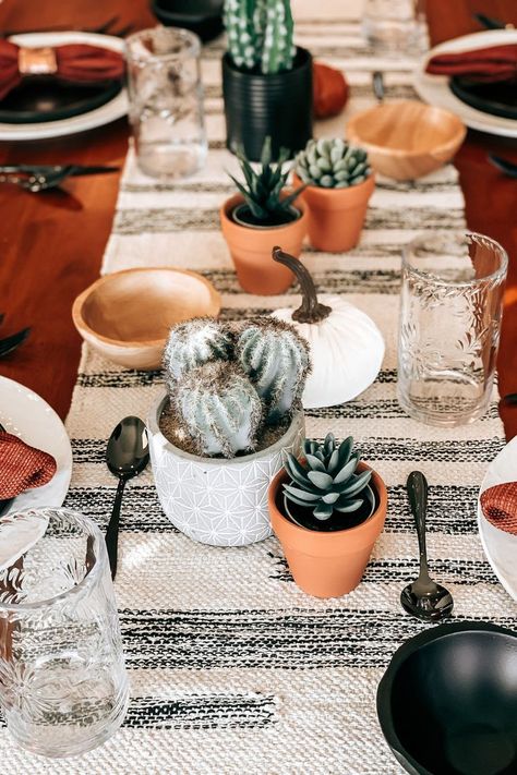 Western Dinner Party Table Settings, Wild West Table Setting, Southwest Table Centerpiece, Southwest Table Decor, Southwest Tablescape, Southwestern Table Decor, Southwestern Thanksgiving, Western Guest Table, Boho Thanksgiving Table