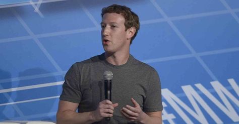 Facebook is testing a number of new privacy settings intended to better alert users of who they are sharing with on the platform. Facebook Ceo, Facebook Tips, Graphic Design Portfolio Inspiration, Privacy Settings, Real Estate Logo Design, Technology World, How To Use Facebook, Facebook Users, News Apps