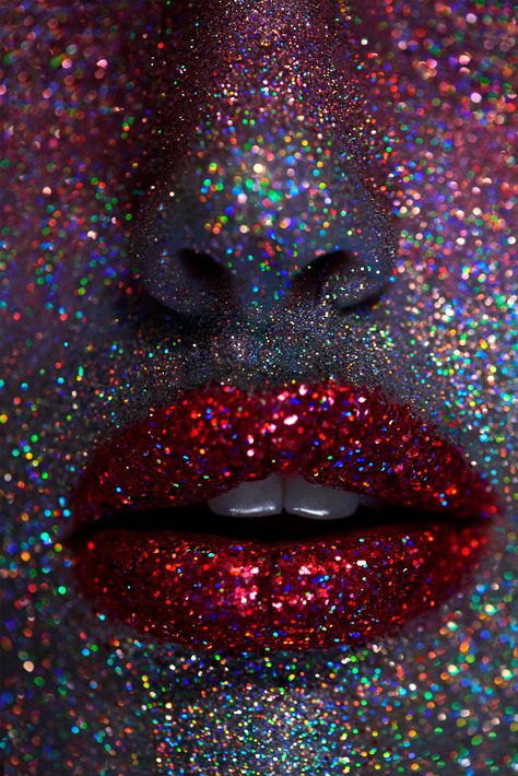 Staz Lindes Glitter Chunky Glitter Makeup Looks, Glitter Makeup Photography, Chunky Glitter Makeup, Glitter Lips Aesthetic, Glitter Beauty Editorial, Jamie Nelson, Bleached Eyebrows, Pastel Makeup, 80s Makeup