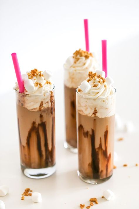 S'mores Cold Brew Coffee Floats // Salty Canary Coffee Float, Cold Brew Coffee Recipe, Caffeine Queen, Italian Cream, Coffee Guide, Easy Coffee, Milk Shakes, Latte Recipe, S'mores