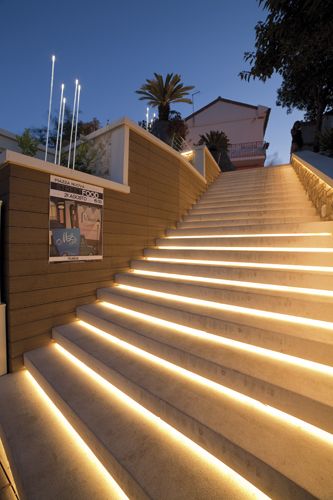 Iluminación de escalerasi #Lighting #LightingEffects #Suggestions #Lines+Light Outdoor Step Lighting, Stairway Lighting Ideas, Stairs Lighting, Stairway Lighting, Outdoor Lighting Design, Step Lighting Outdoor, Stair Lights, Outdoor Stair Lighting, Exterior Stairs