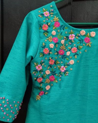 Thread Work Kurti Designs Amrodary Designs Blouse, Hand Embroidery Designs For Blouses, Latest Hand Embroidery Designs, Thread Work Kurti, Embroidery Designs For Blouses, Neck Design Ideas, Embroidery Kurtis, Kurta Embroidery, Cotton Blouse Design