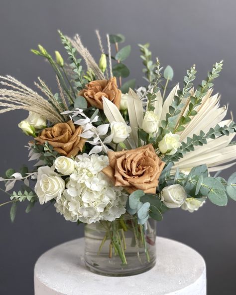 Botanical Floral Arrangements, Boho Fresh Flower Arrangements, Boho Vase Arrangement, Toffee Rose Centerpiece, Bohemian Floral Arrangements, Boho Flower Centerpieces, Simple Eucalyptus Centerpiece, Modern Flower Arrangements Centerpieces, Bohemian Flower Arrangements