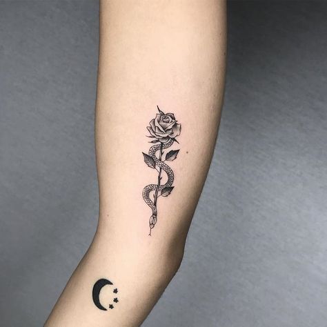 Tattoo Diy, Serpent Tattoo, Shape Tattoo, Inspiration Tattoos, Geniale Tattoos, Diy Tattoo, Snake Tattoo, Pattern Tattoo, Rose Tattoos