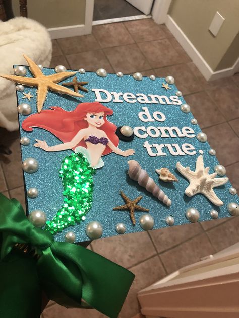 Ariel graduation cap #Disney #Littlemermaid #Ariel #Disneylittlemermaid #Graduationcap #Disneygraduation #Littlemermaidgraduationcap Ariel Graduation Cap, Little Mermaid Graduation Cap, Mermaid Graduation Cap, Graduation Cap Designs Disney, Disney Graduation Cap, Prek Graduation, Disney Graduation, Graduation 2025, Graduation Cap Decoration Diy