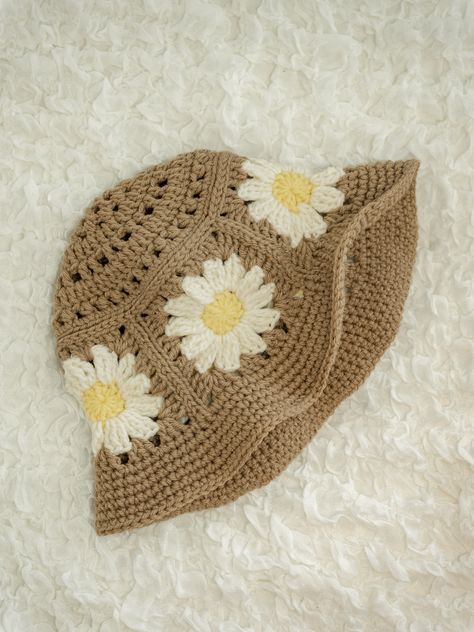 Daisy Crochet Hat, Animal Bucket Hat Crochet Pattern Free, Pilusos A Crochet, Flower Bucket Hat, Crochet Flower Hat, Quick Crochet Projects, Beginner Crochet Tutorial, Quick Crochet Patterns, Crochet Hair Accessories