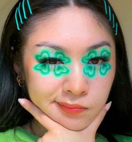 St Patrick’s Day Eyeliner, Four Leaf Clover Makeup, Lucky Charms Makeup, Saint Patrick Makeup Ideas, St Patricks Day Eye Makeup Ideas, Saint Patrick Makeup, Shamrock Makeup, St Patrick Makeup Looks, St Patrick Makeup