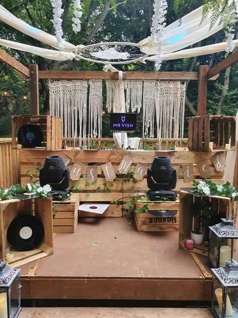 Dj Booth Wedding Decor, Wood Dj Booth, Outdoor Dj Booth, Diy Dj Booth, Wood Stage, Tulum Party, Diy Photo Booth Backdrop, Booth Diy, Dj Stand