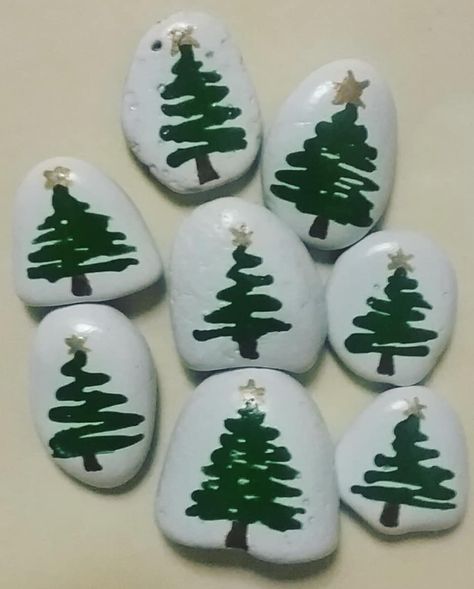 Painting Christmas Ideas, Gnome Rock Painting Ideas, Rock Painting Christmas, Gnome Rock Painting, Christmas Rock Painting, Painted Seashells, Christmas Rocks, Shell Ideas, Happy Stones