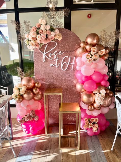 Pink and Chrome Rosegold Balloon Garland with Flowers Hot Pink And Rose Gold Party, Balloon Garland With Flowers, Rose Gold Balloon Garland, Garland With Flowers, Simple Wedding Arch, Grad Decor, Gold Balloon Garland, Party Balloons Diy, Flower Birthday Party