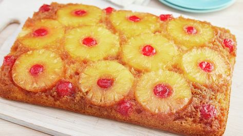 Easy Pineapple Upside-Down Cake Recipe - BettyCrocker.com Pineapple Upside Down Cake 9x13, Bettycrocker Cake Mix Recipes, Pineapple Upside Down Cake Recipe 9x13, Jar Cocktails, Classic Meatballs, Nacho Recipes, Pumpkin Streusel, Betty Crocker Cake, Fall Pies