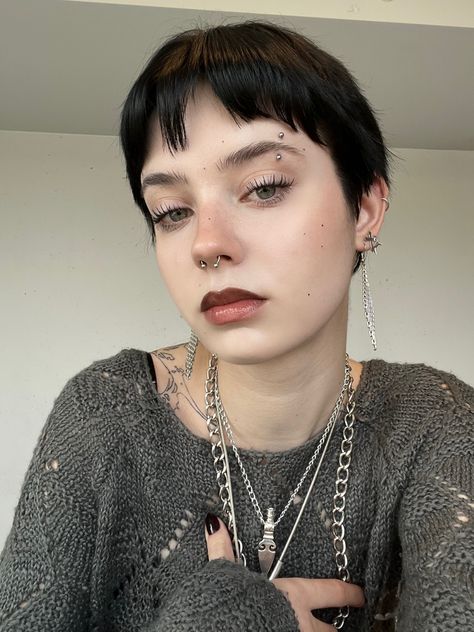 Eyebrow Piercing Placement, Eyebrow Piercing Women, Dainty Face Piercings, Eyebrow Piercing Aesthetic, Tomboy Makeup, Brow Piercing, Eyebrow Cut, Short Bob Pixie, Eyebrow Piercings