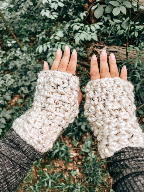 Free Crochet Fingerless Gloves, Crochet Fingerless Gloves Pattern, Bulky Crochet, Bulky Yarn Crochet, Fingerless Gloves Pattern, Crochet Bloggers, Ribbed Crochet, Crochet Button, Glove Pattern