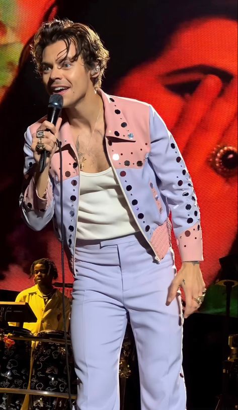 Amsterdam 2022, Harry Styles Haircut, Harry Styles Smile, Harry Styles Tour, Harry 1d, Harry Styles Pictures, Mr Style, Harry Styles Love On Tour, Treat People With Kindness