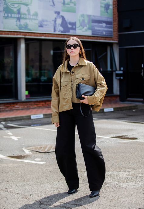 Fall Outfit Idea: Cropped Jacket + Wide-Leg Pants Urban Street Style Women Streetwear, Cropped Jacket Street Style, Urban Street Style Women, Women Streetwear Outfits, Copenhagen Fashion, Outfit Plan, Women Streetwear, Copenhagen Style, Copenhagen Fashion Week