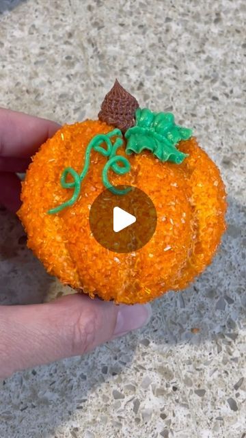 Pumpkin Cupcakes Decoration, Cupcake Pumpkin, Pumpkin Emoji, Cupcake Piping, Pumpkin Cupcake, Fall Cupcakes, Baking Decorating, Buttercream Cupcakes, Halloween Baking