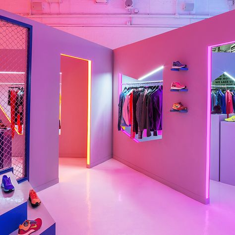 Experience shopping in a whole new light at Nike's luminescent NY pop-up  dedicated to the Women's Fall/Holiday collection. Butik Design, Bar Deco, Store Concept, Interior Vintage, Mobile Boutique, Design Apartment, Boutique Interior, Retail Interior, Design Del Prodotto