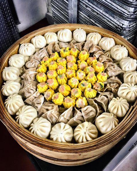 Asian Party Food Platters, Dim Sum Party Theme, Dim Sum Wedding, Korean Wedding Food, Chinese Wedding Food, Dimsum Party, Dim Sum Party, Dumpling Party, Eating Photography